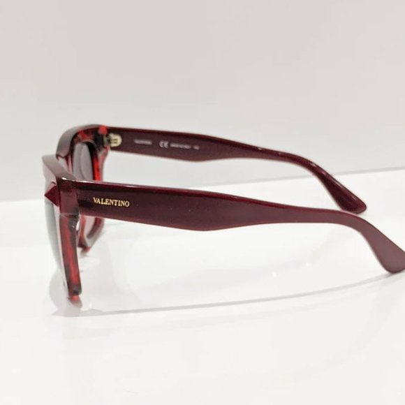 Valentino V711S Sunglasses with Case and CleaningCloth main image 4